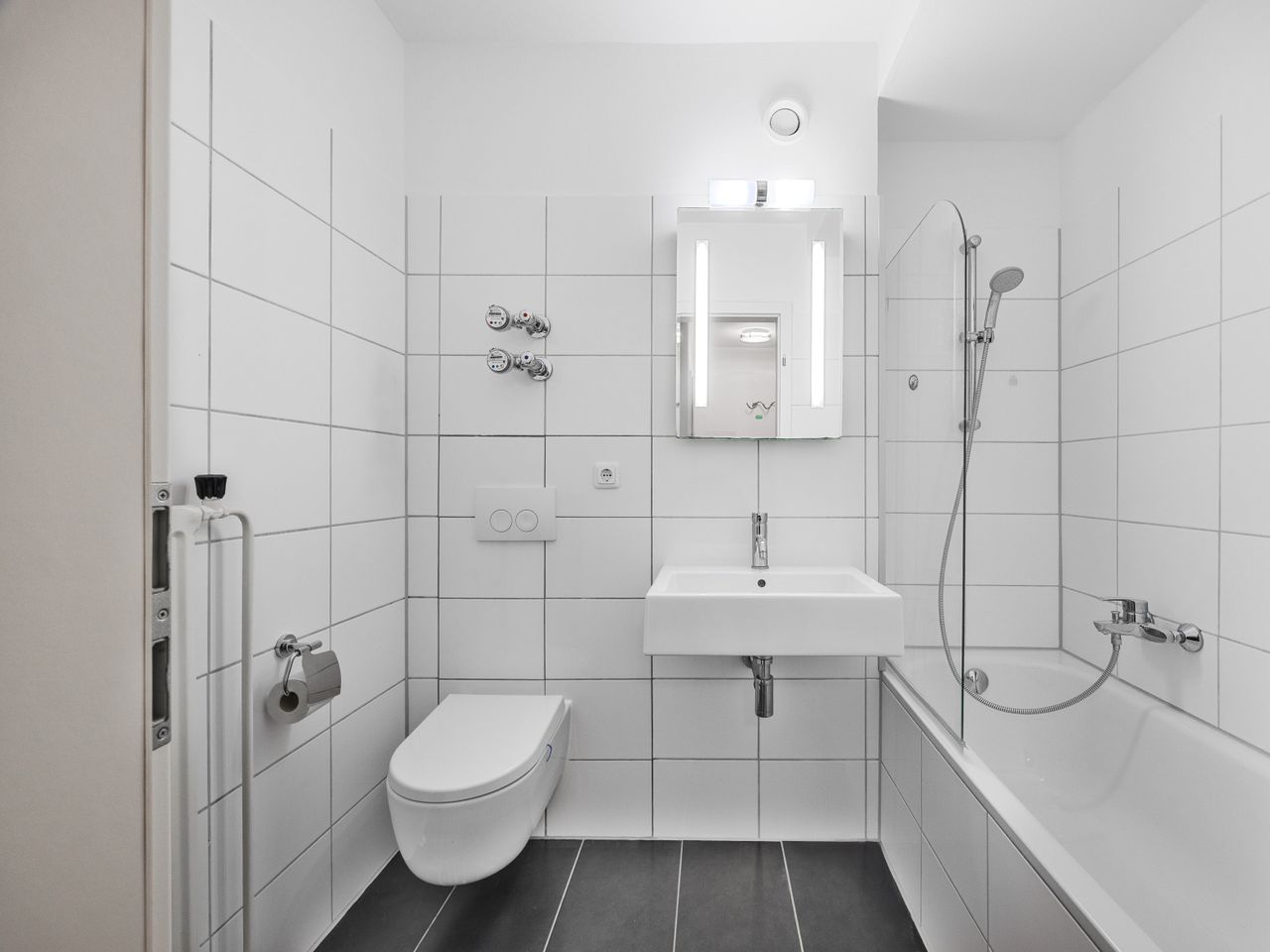 Badezimmer innenliegend mit Badewanne und Duschvorrichtung