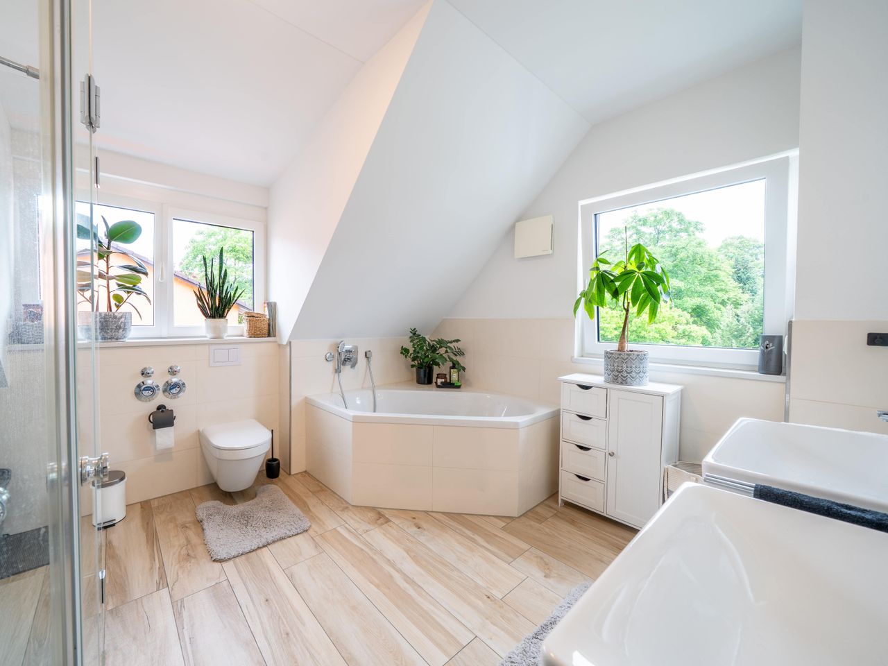 Großes Badezimmer im DG