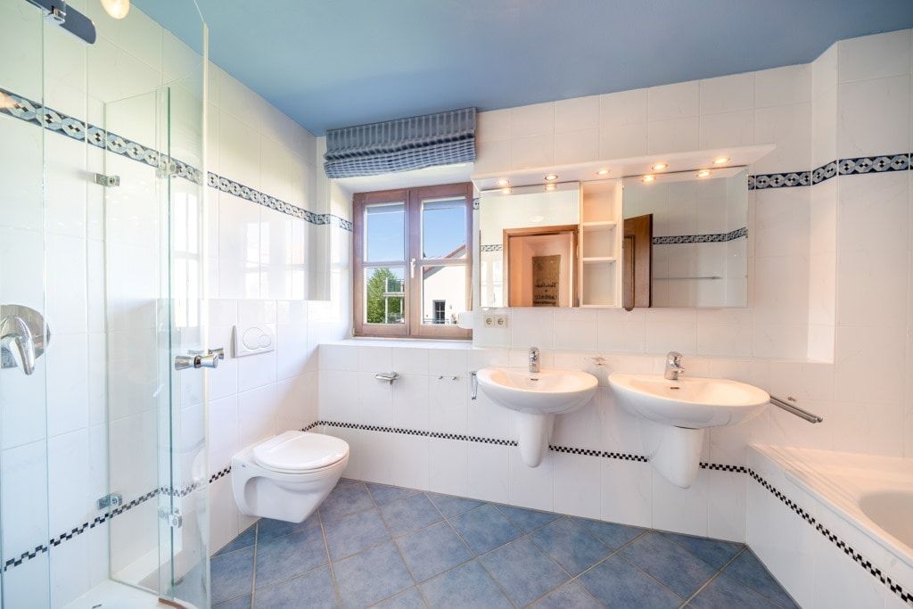 Wannenbad mit Dusche