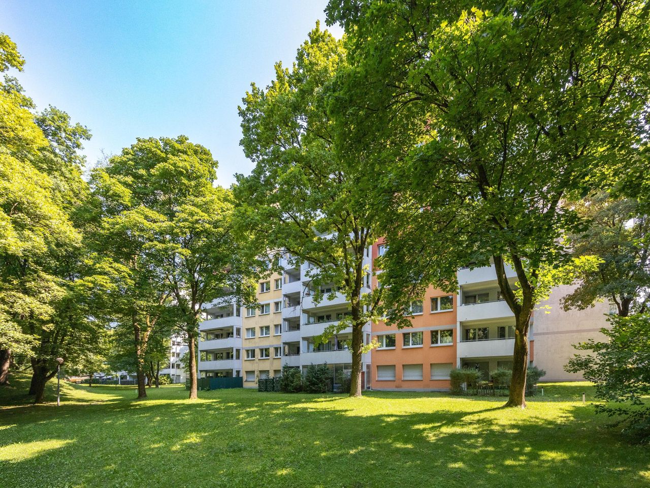 Die Westseite im Grünen mit Blick auf die Terrasse
