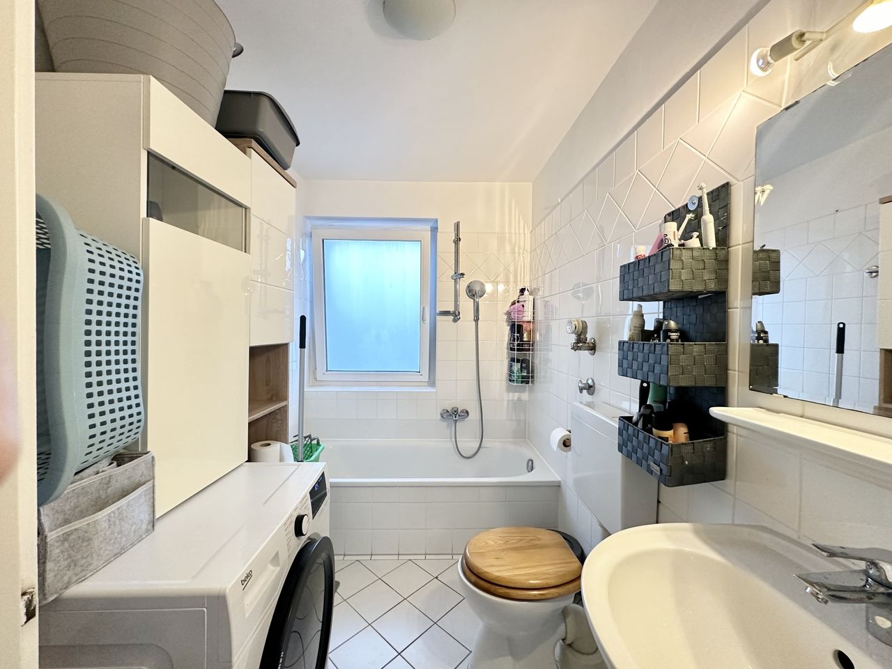 Badezimmer mit Fenster