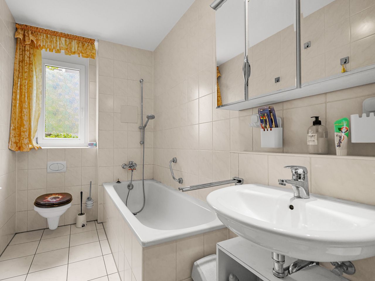 Tageslichtbad mit Badewanne