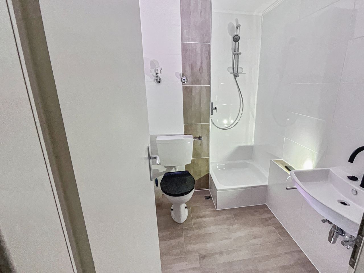 Badezimmer mit Dusche