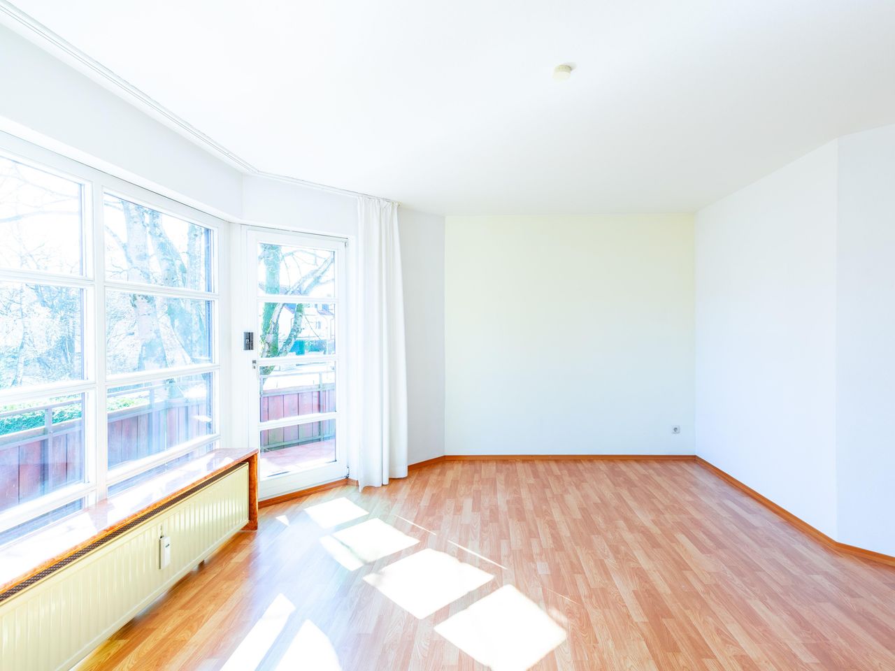 Wohnzimmer mit Balkon