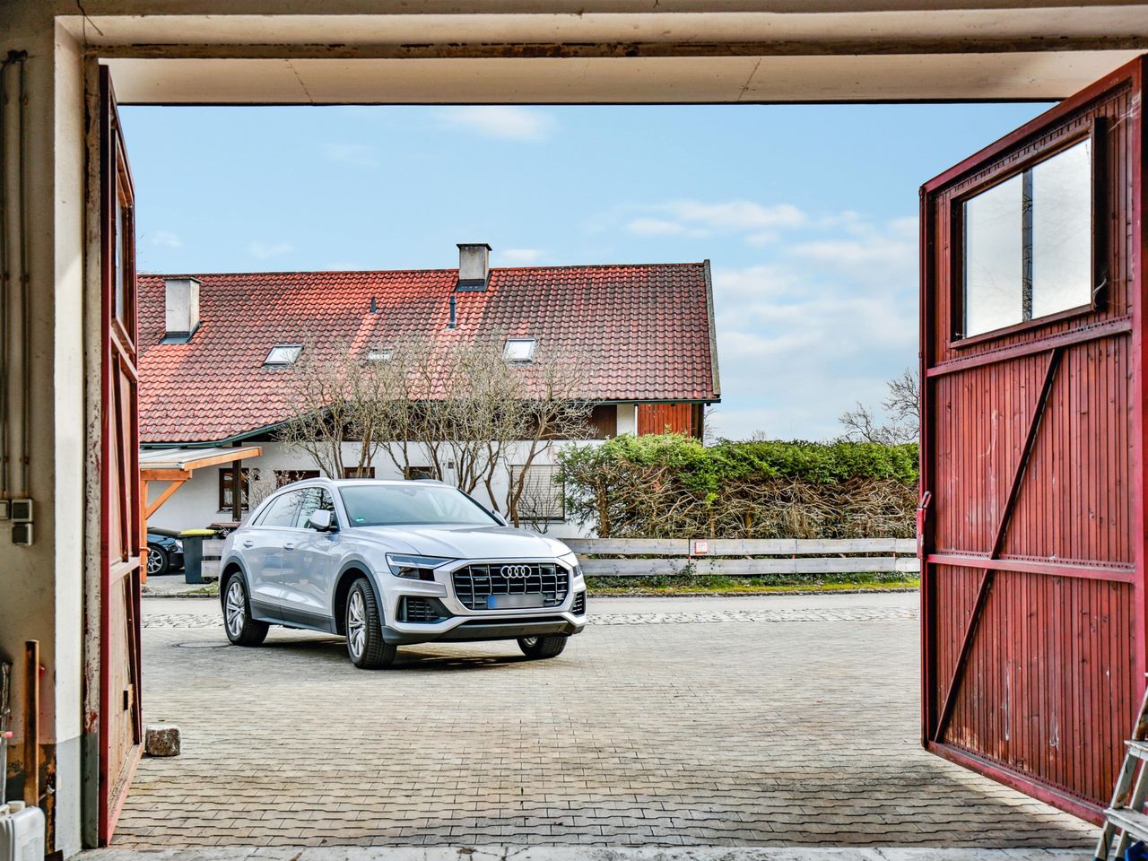 Einfahrt große Garage