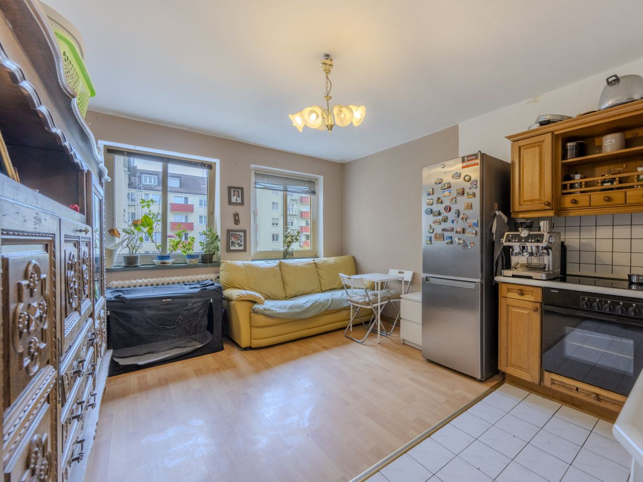 Wohnzimmer mit offener Küche