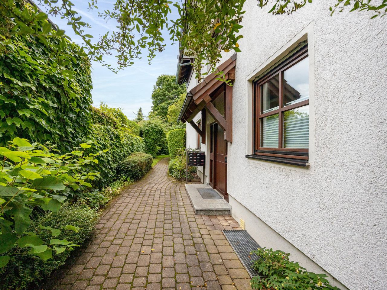 Hauseingang & Weg in den Innenhof