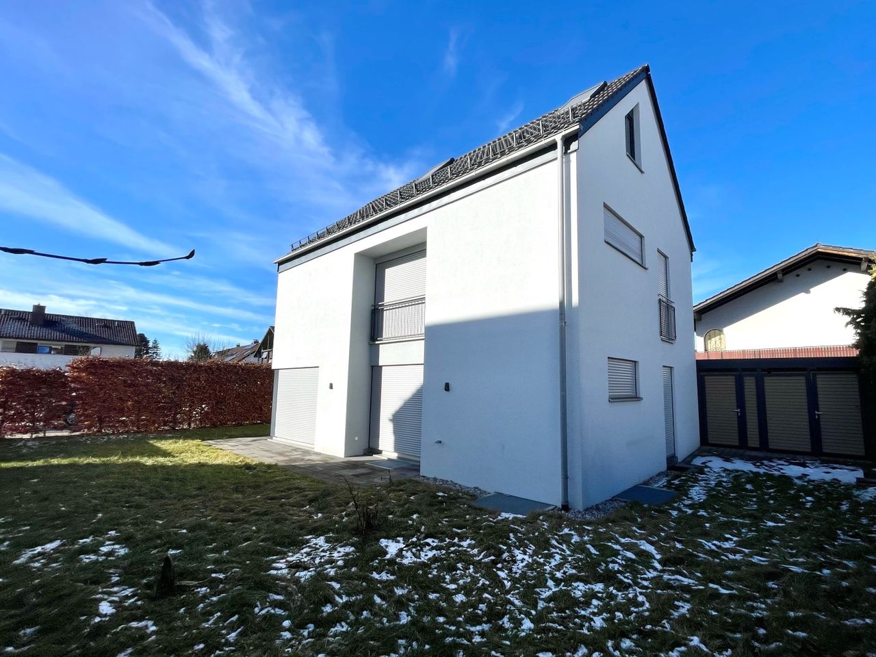 Hausansicht mit Garten u. Geräteraum