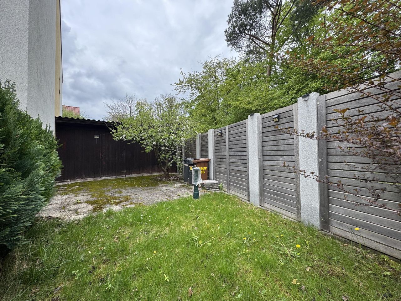 Ost-Terrasse mit Gartenhaus