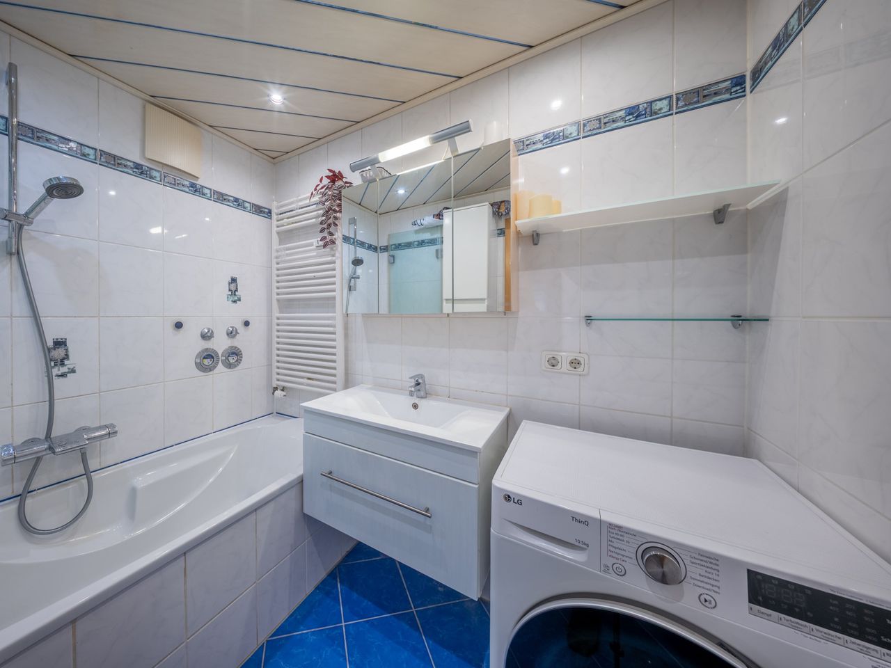 Badezimmer mit Badewanne