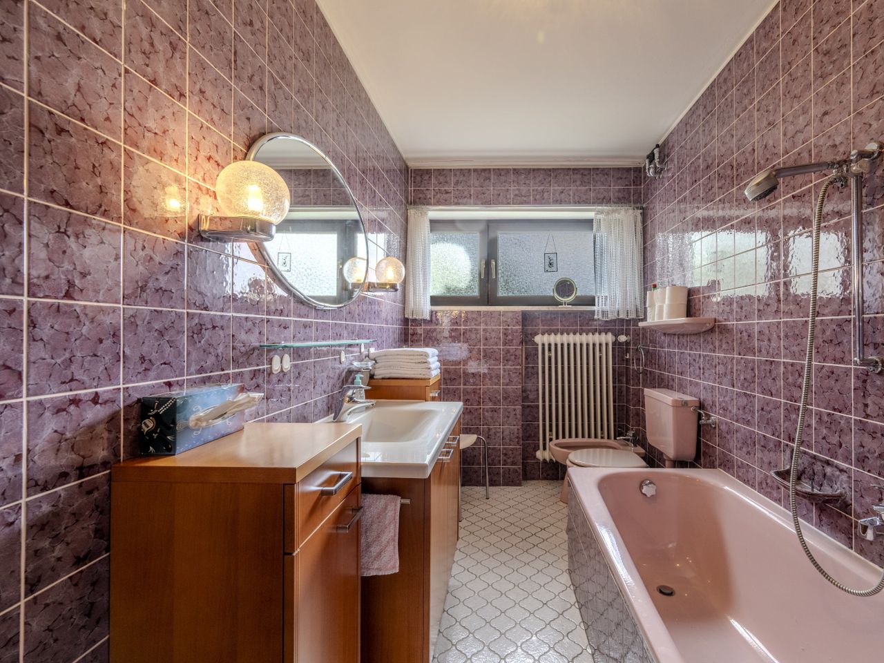 Badezimmer mit Fenster