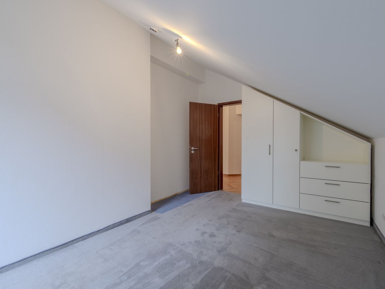 Schlafzimmer mit Balkonzugang