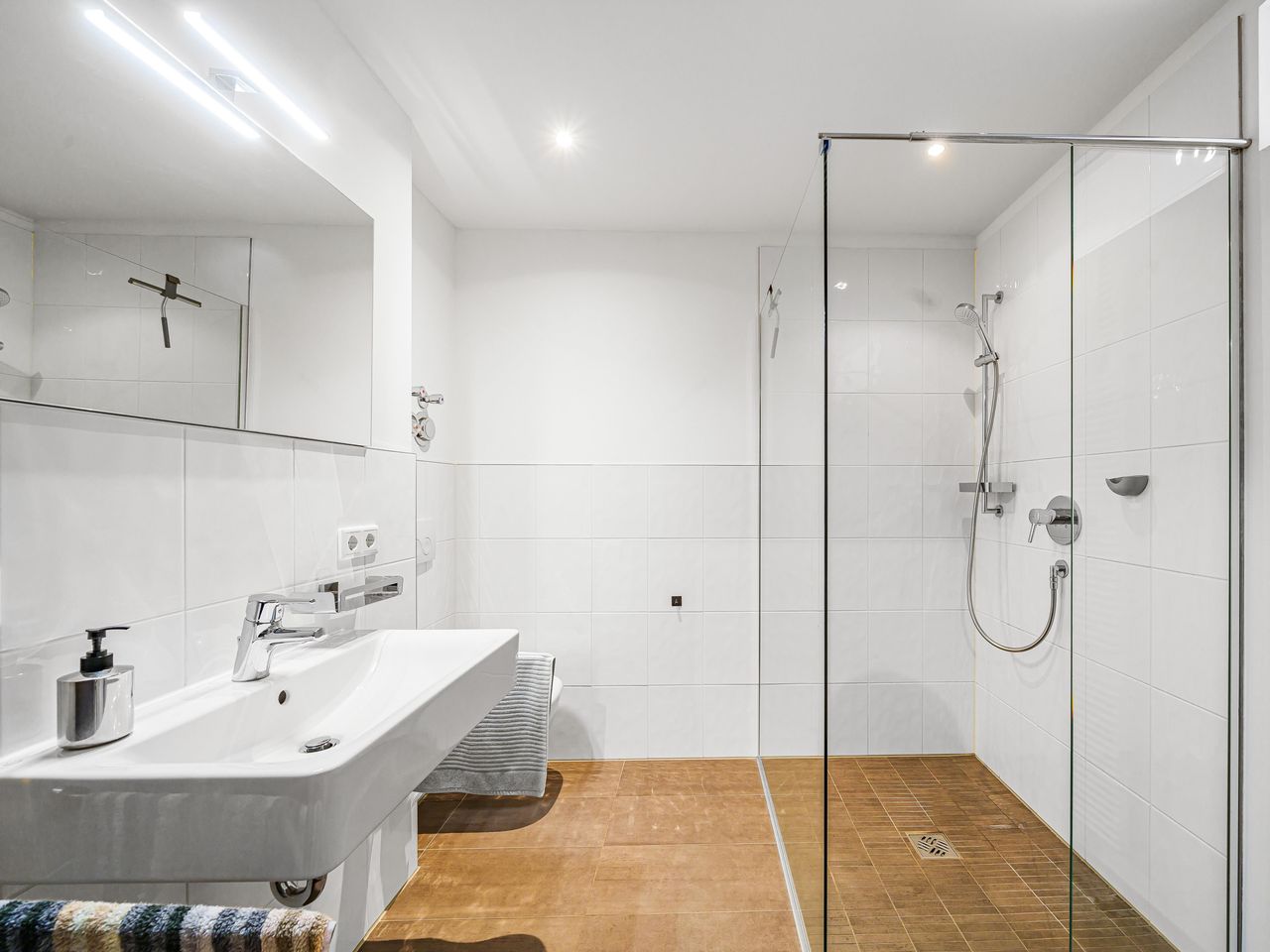 Modernes Badezimmer