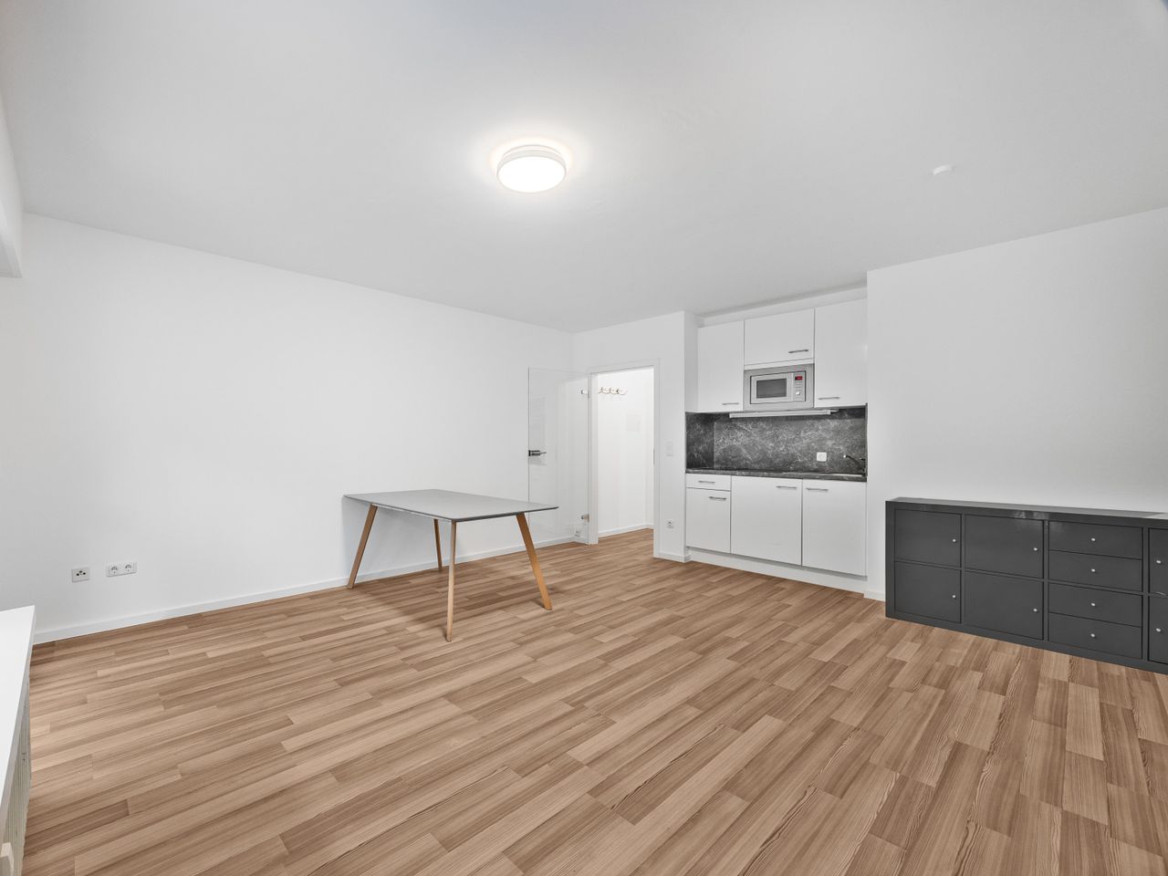 Wohnraum mit Pantry-Küche