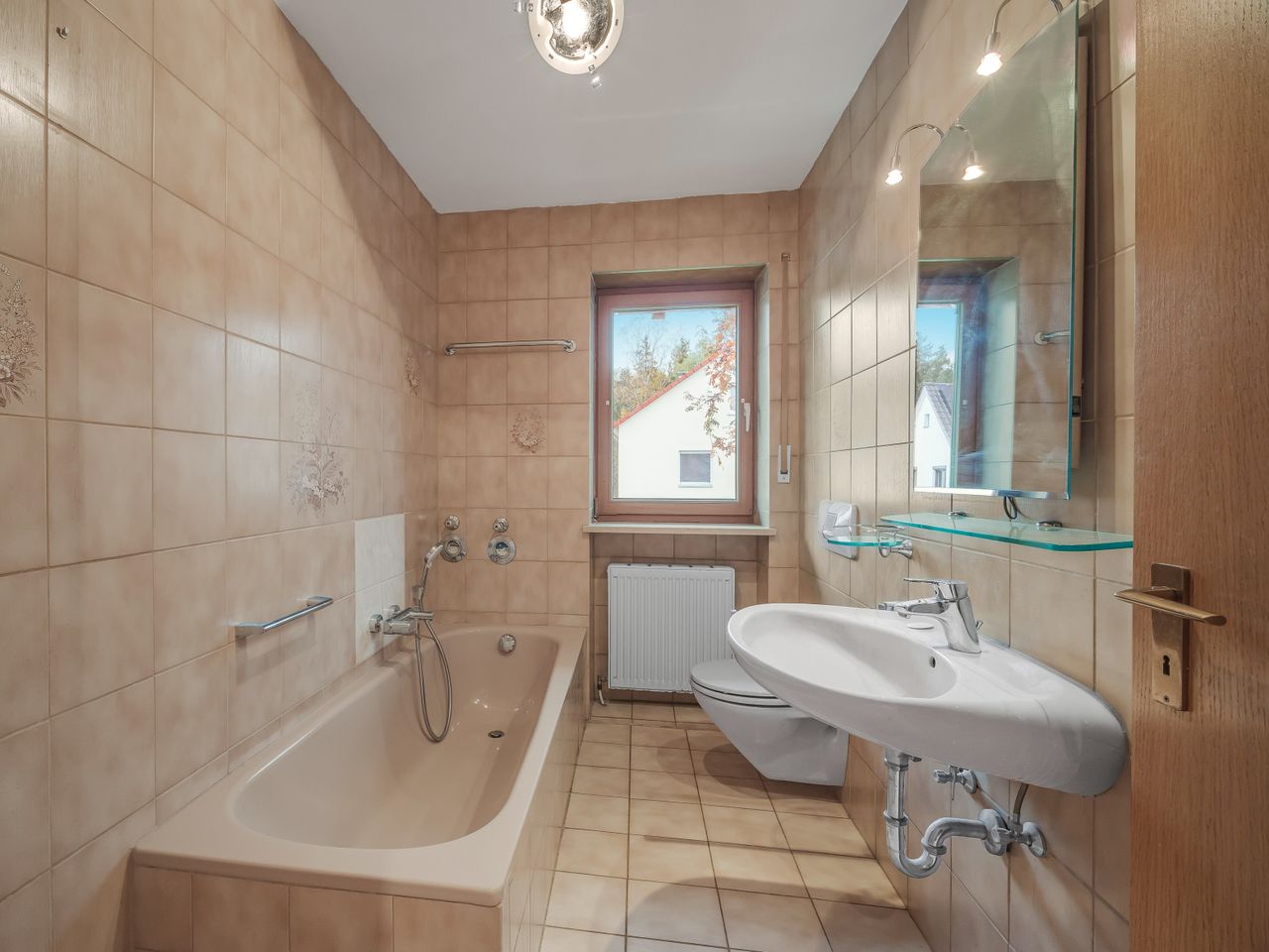 Hauptbad mit Wanne und WC