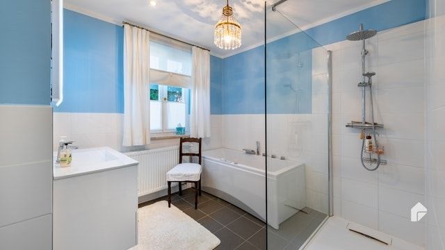 Badezimmer mit Dusche