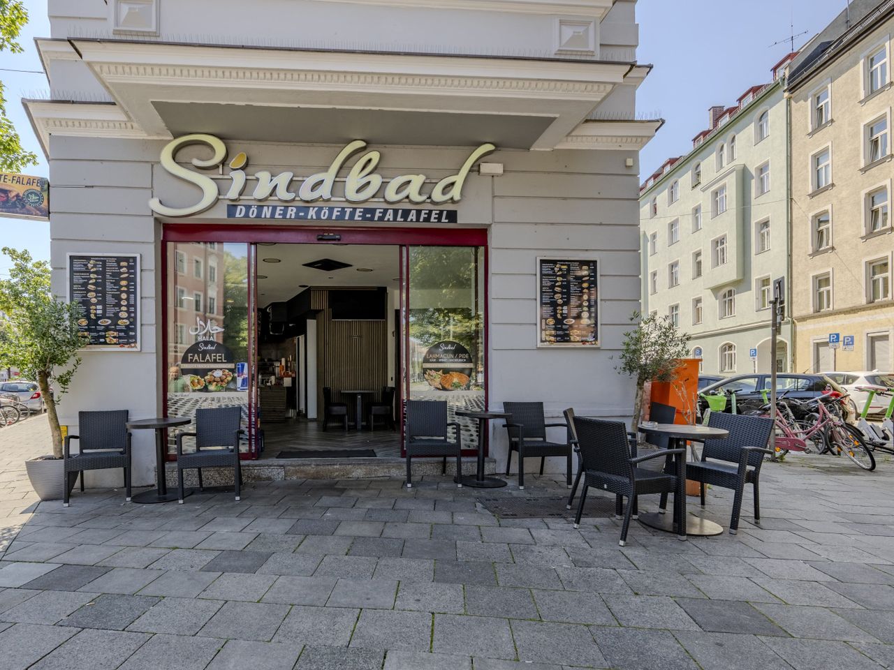 Ladeneingang mit Außenfläche