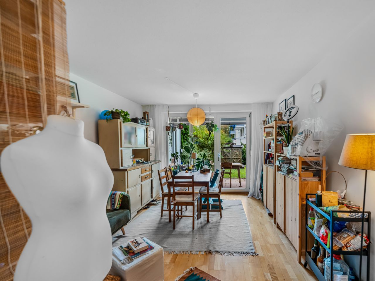 Wohnzimmer mit Gartenausblick