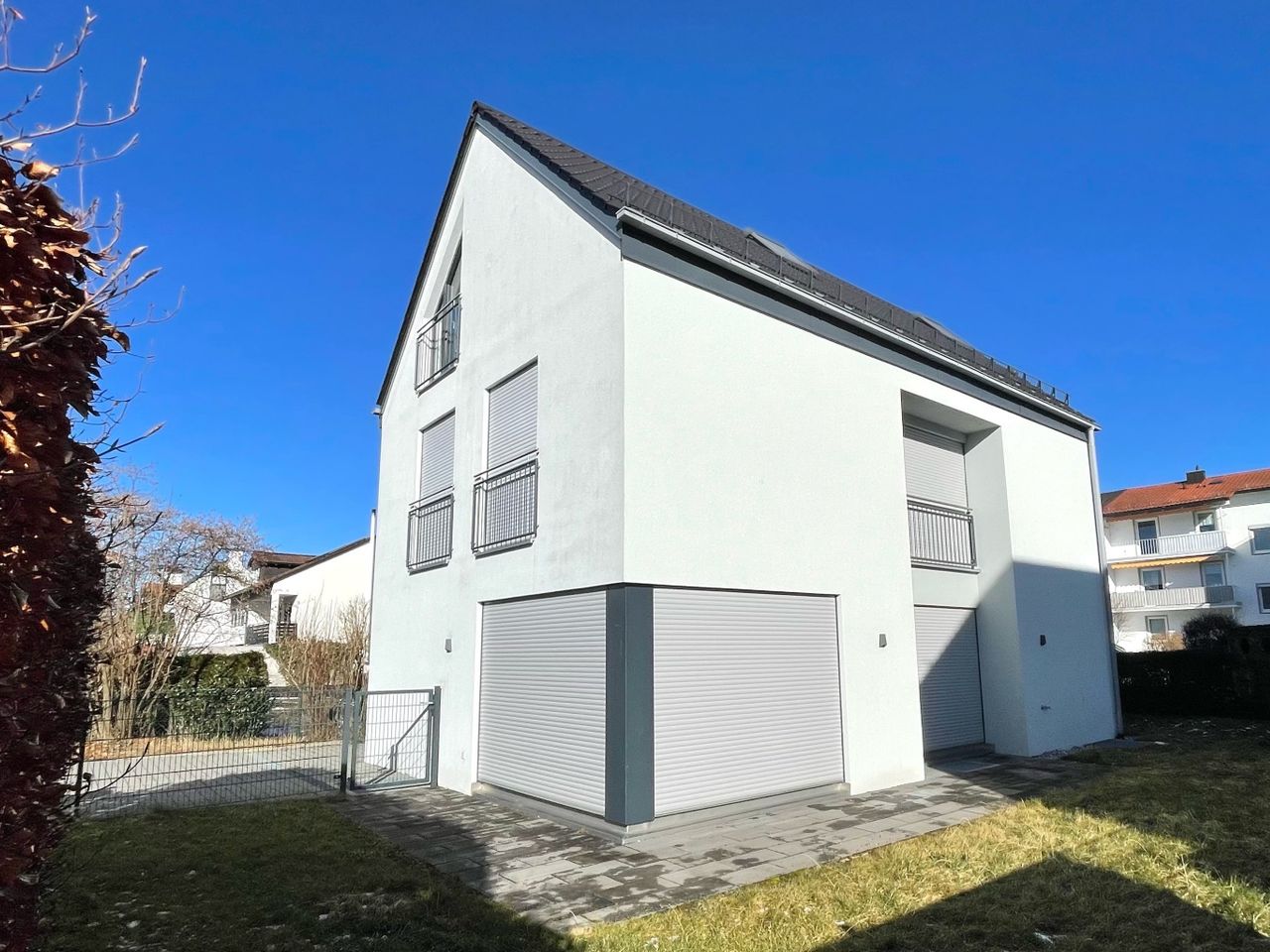 Hausansicht mit Garten