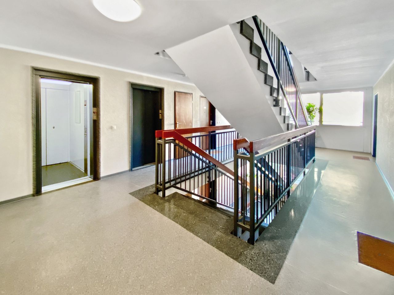 Treppenhaus mit Lift