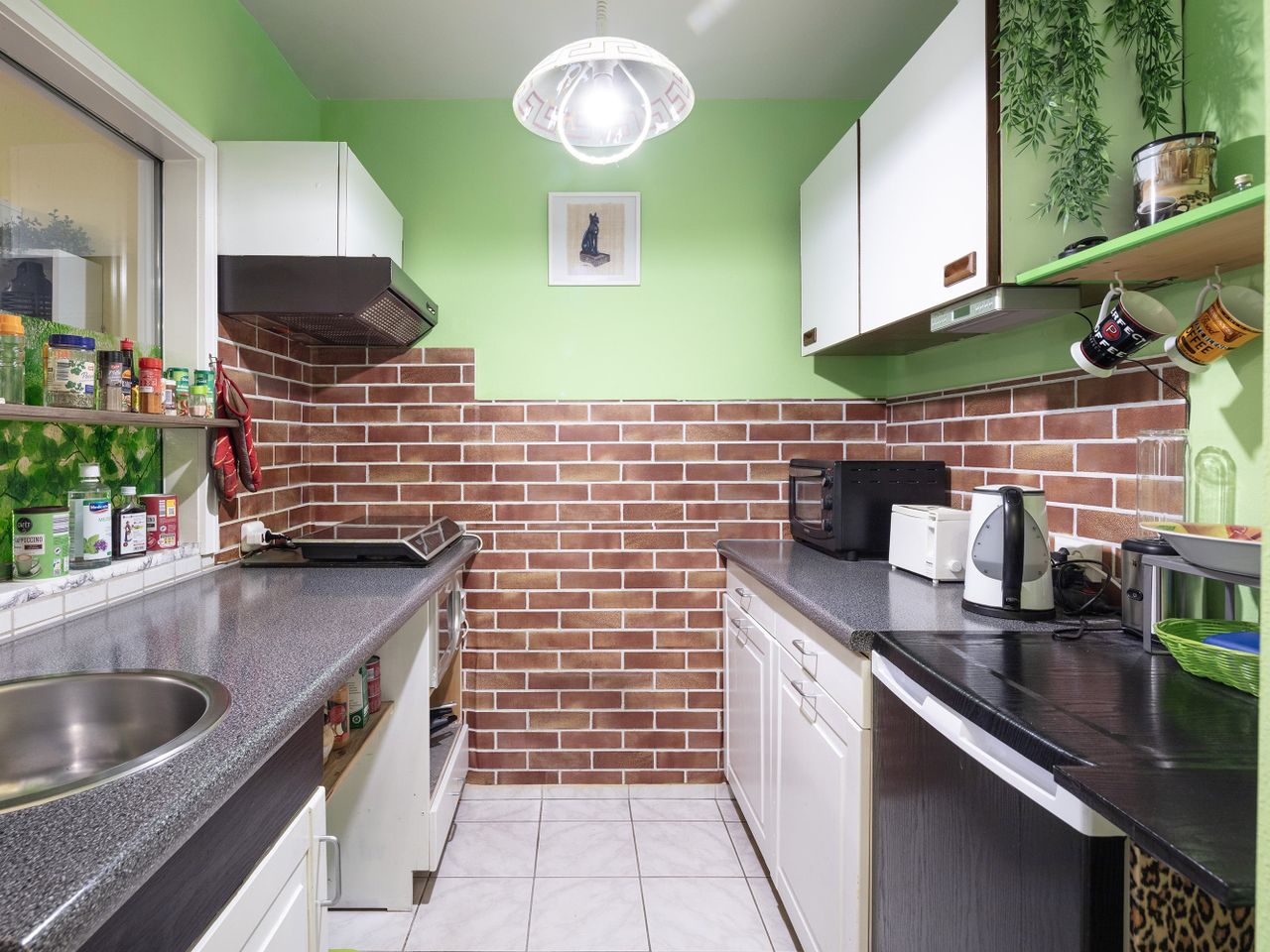 Küche mit Durchreiche