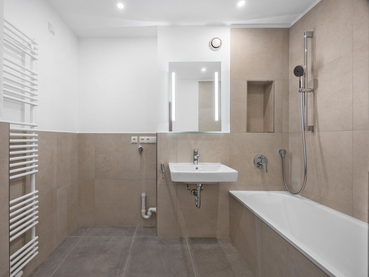 Bad mit Badewanne