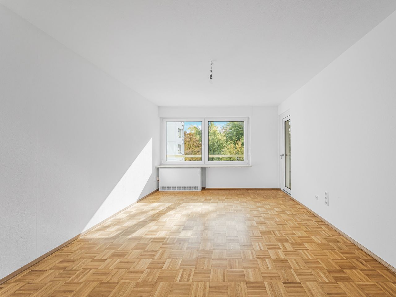 Wohnzimmer mit Zugang zum Balkon