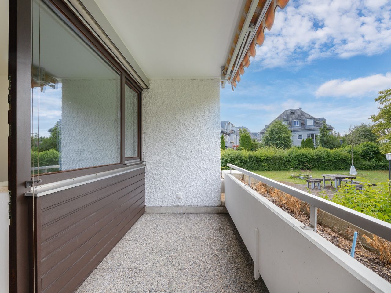Loggia mit Blick in den Garten