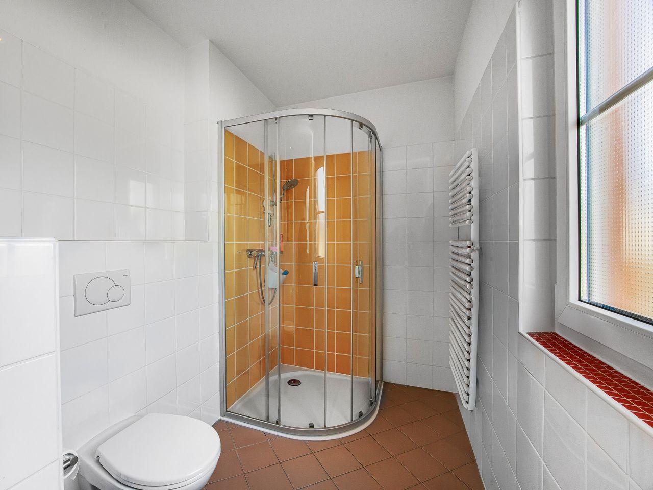 Bad mit Wanne & Dusche im Obergeschoss