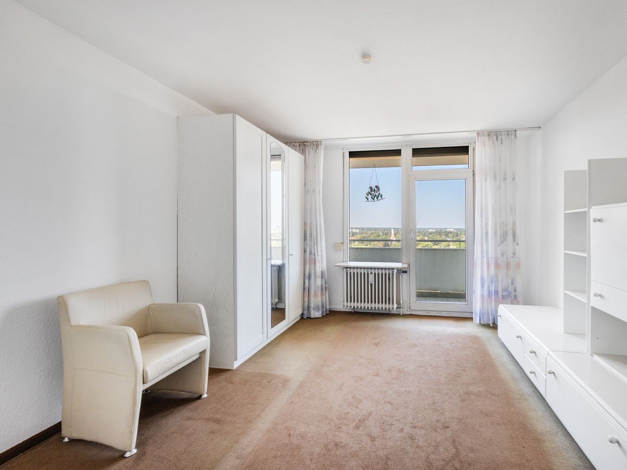 Schlafzimmer mit Zugang zum Balkon