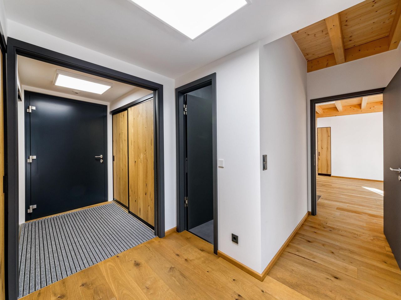 Flur mit Diele und Garderobe