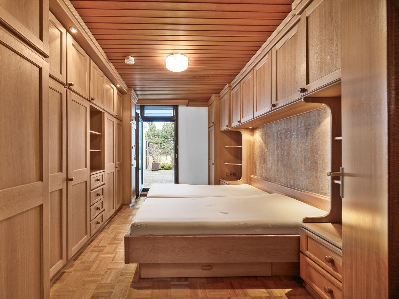 Schlafzimmer mit Zugang zur Terrasse