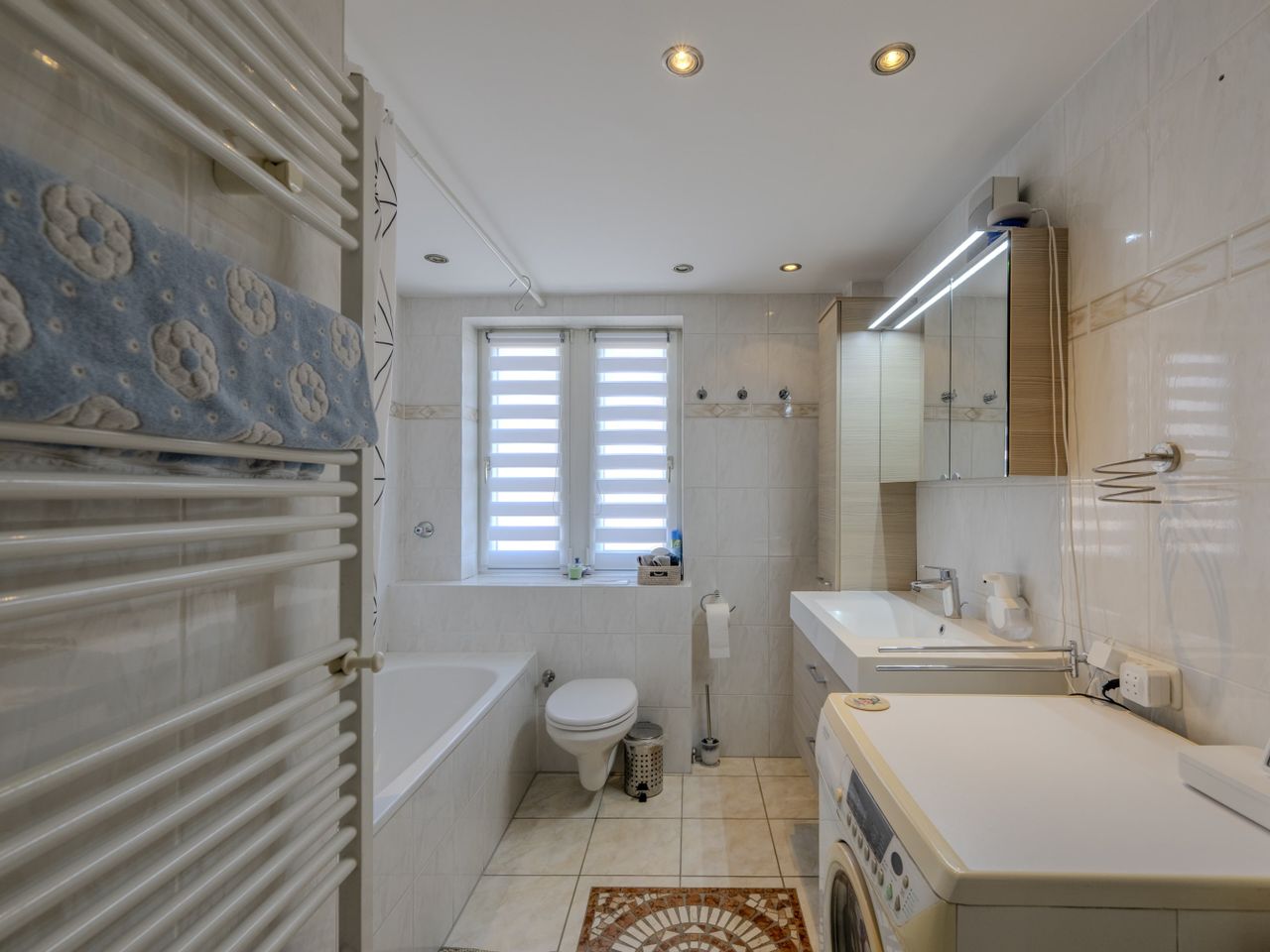 Tageslichtbad mit Badewanne