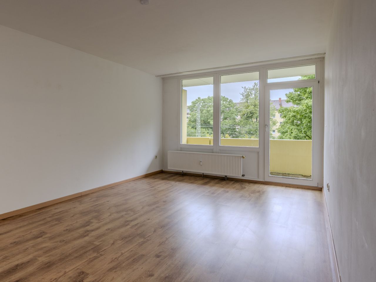 Wohnzimmer mit Ausgang zum Balkon