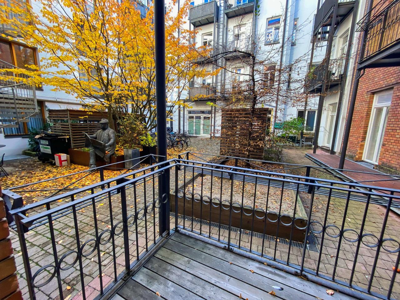 Ruhiger Balkon zum Innenhof