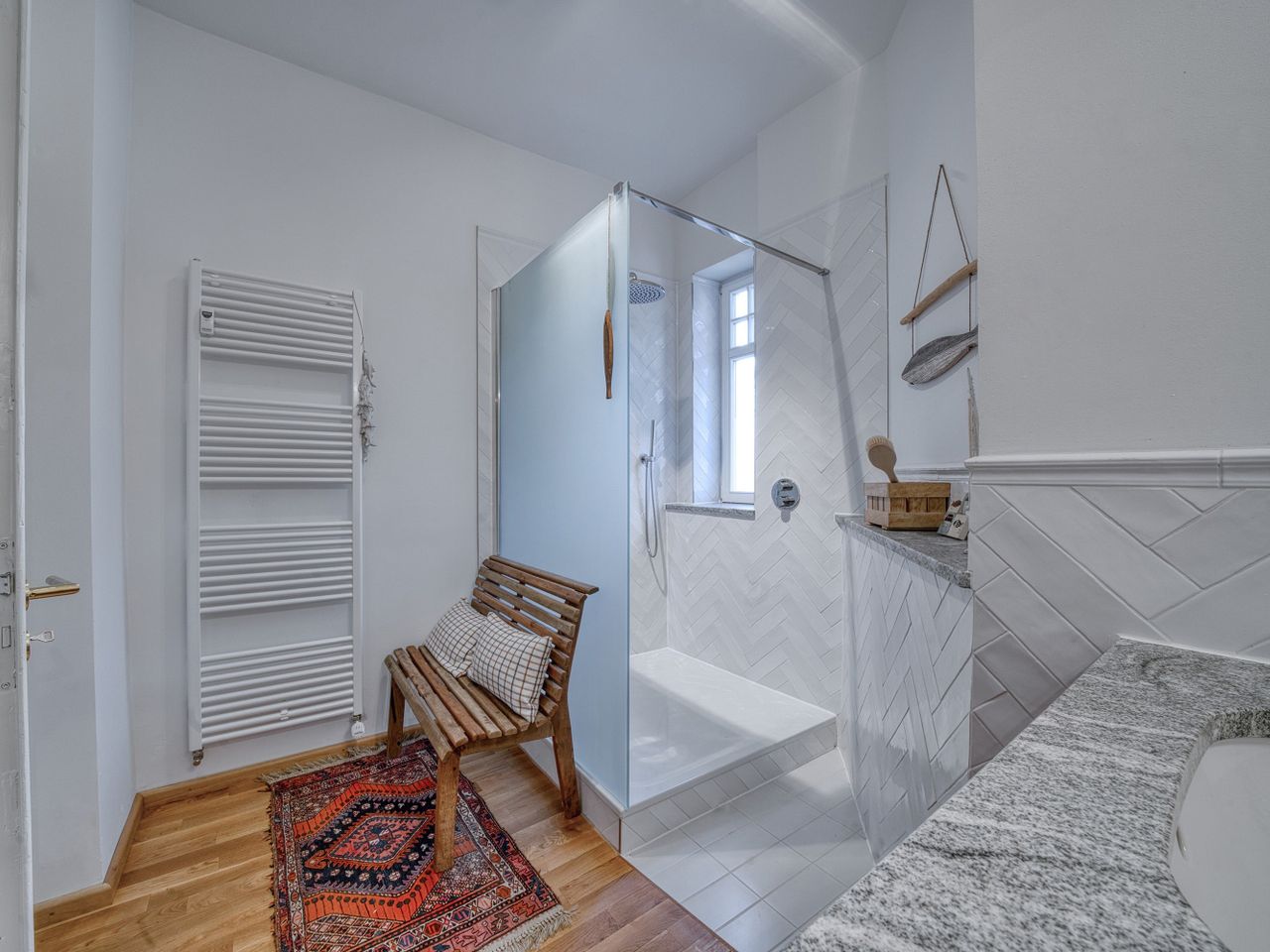 Badezimmer mit großer Dusche und Fenster