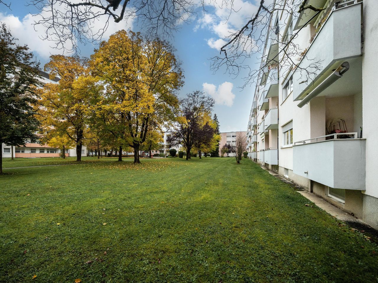 Parkanlage vor dem Balkon