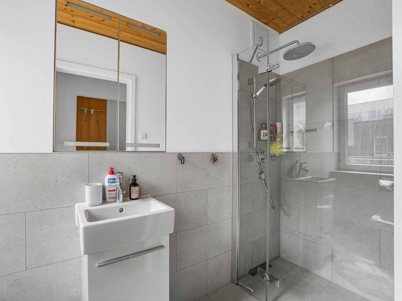 Badezimmer mit Dusche
