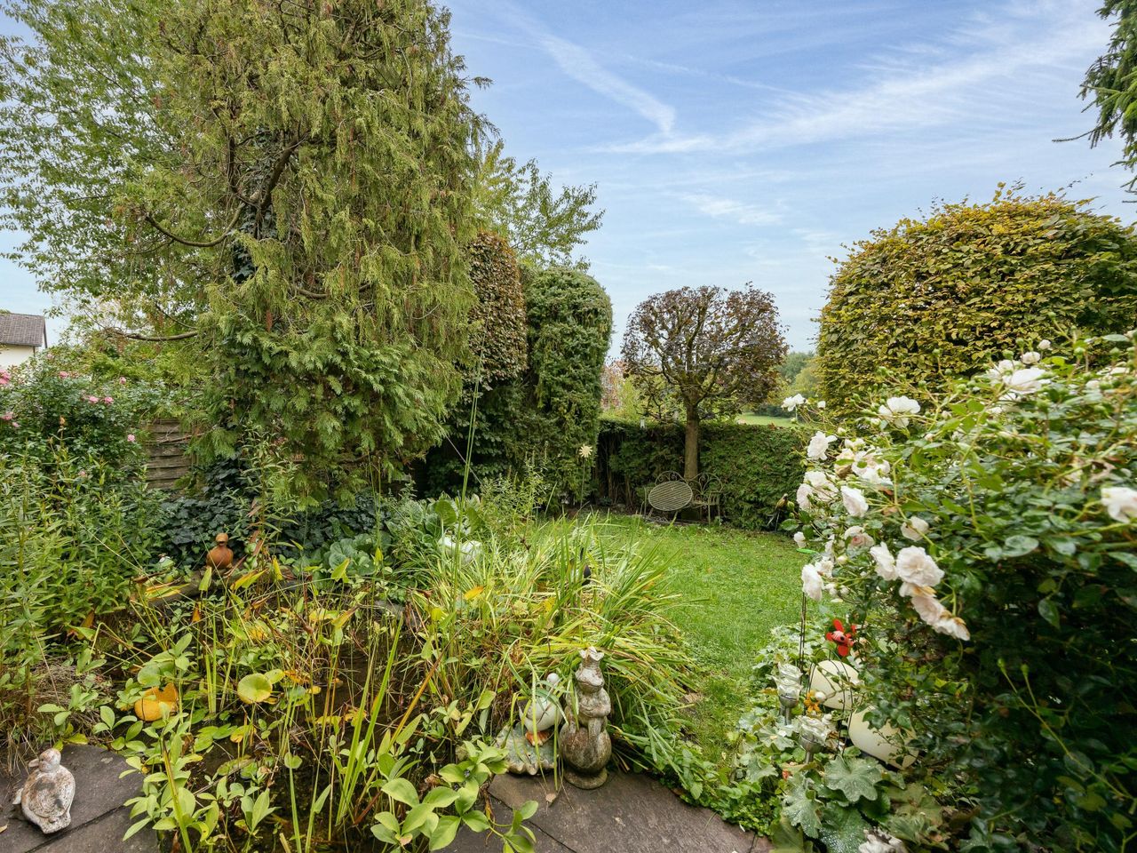 Blick von der Terrasse in den Garten