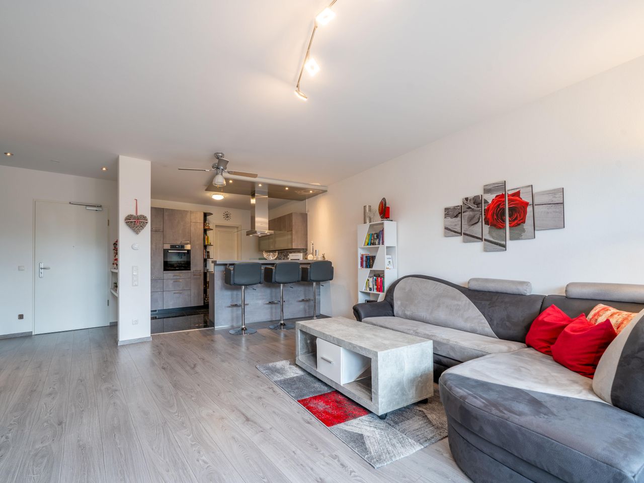Wohnzimmer mit Blick in Küche