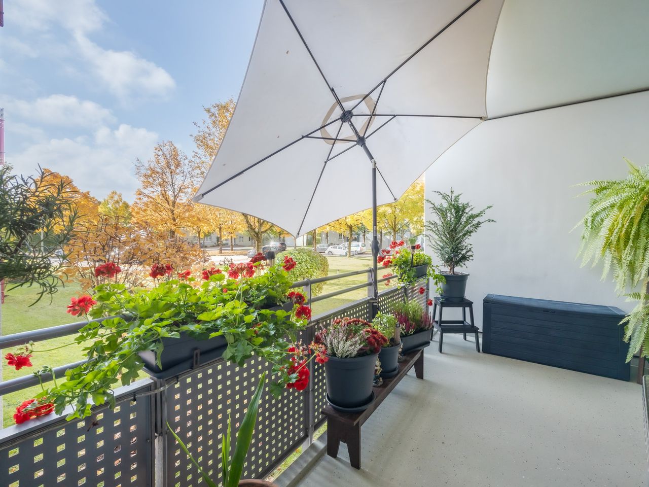 Wohnzimmer mit Balkonzugang