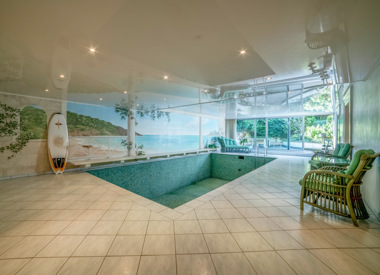 hauseigenes Hallenbad
