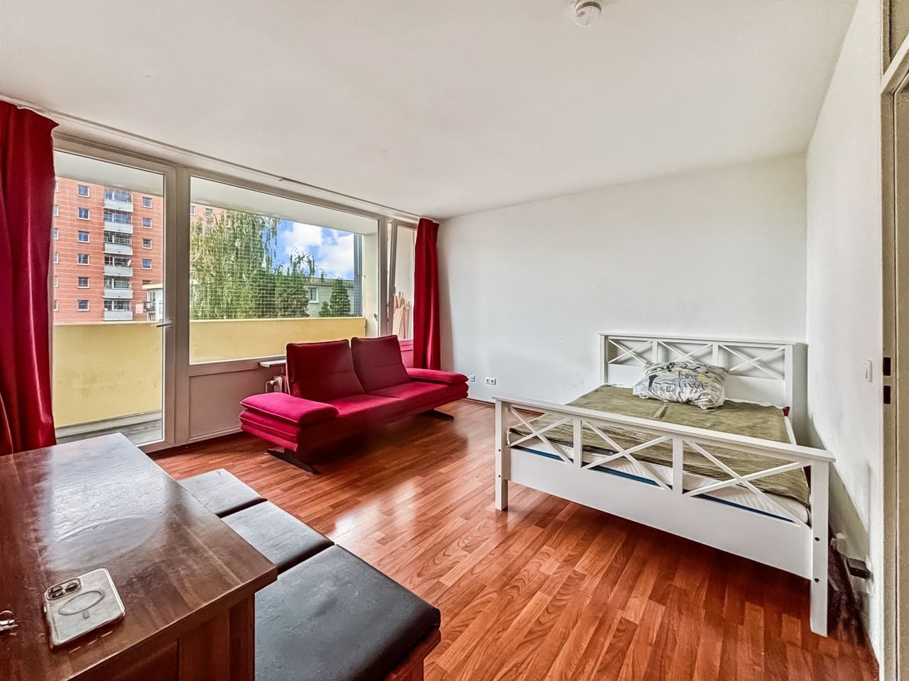 Wohn- und Schlafraum mit Balkon