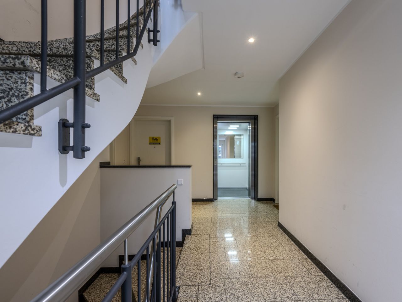 Treppenhaus mit Aufzug