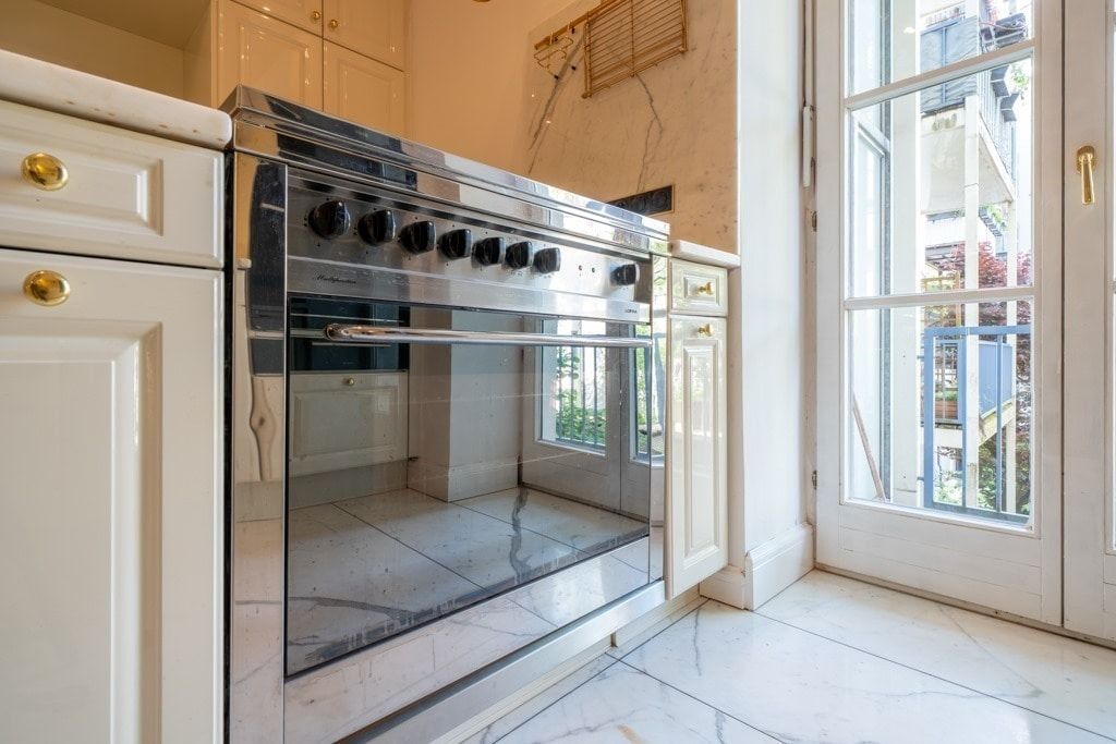 Küche mit Zugang zum Balkon