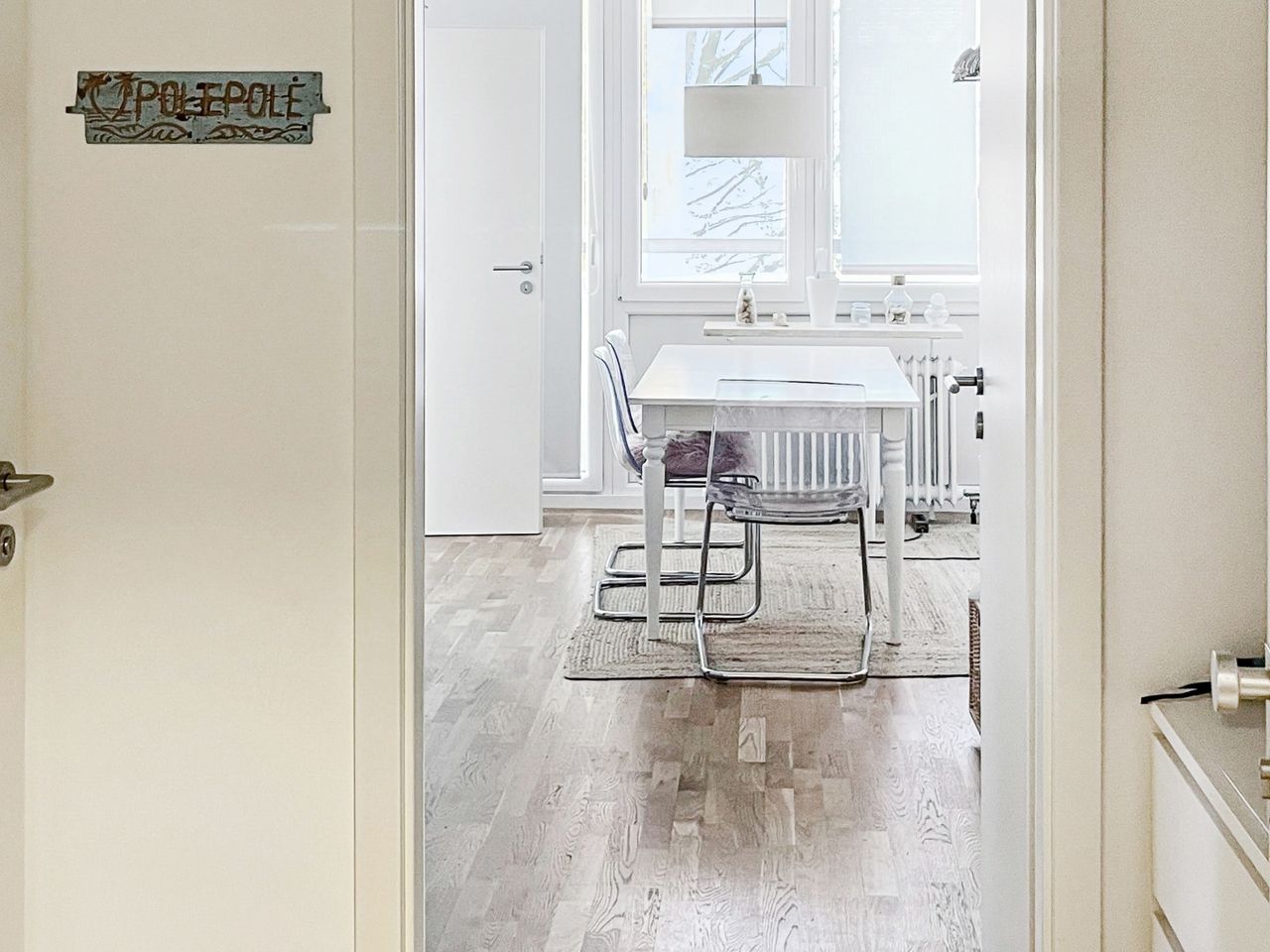 Blick vom Flur in den Wohnbereich