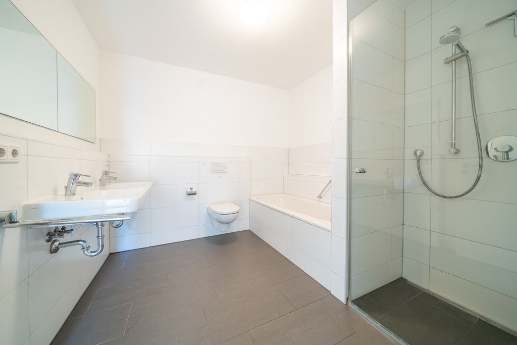 Bad mit Dusche u. Badewanne