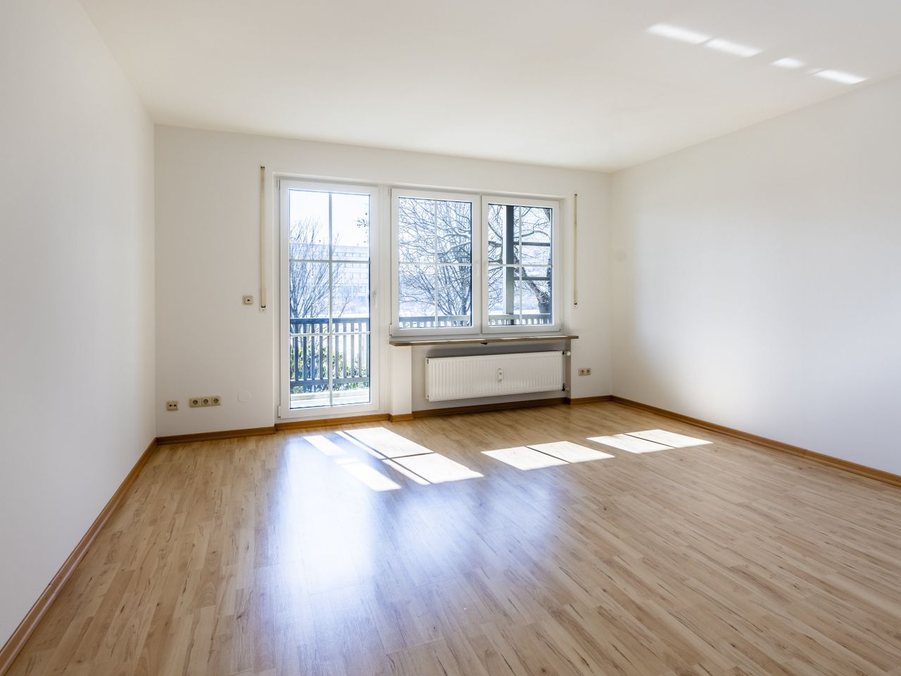 Wohnzimmer mit Balkon