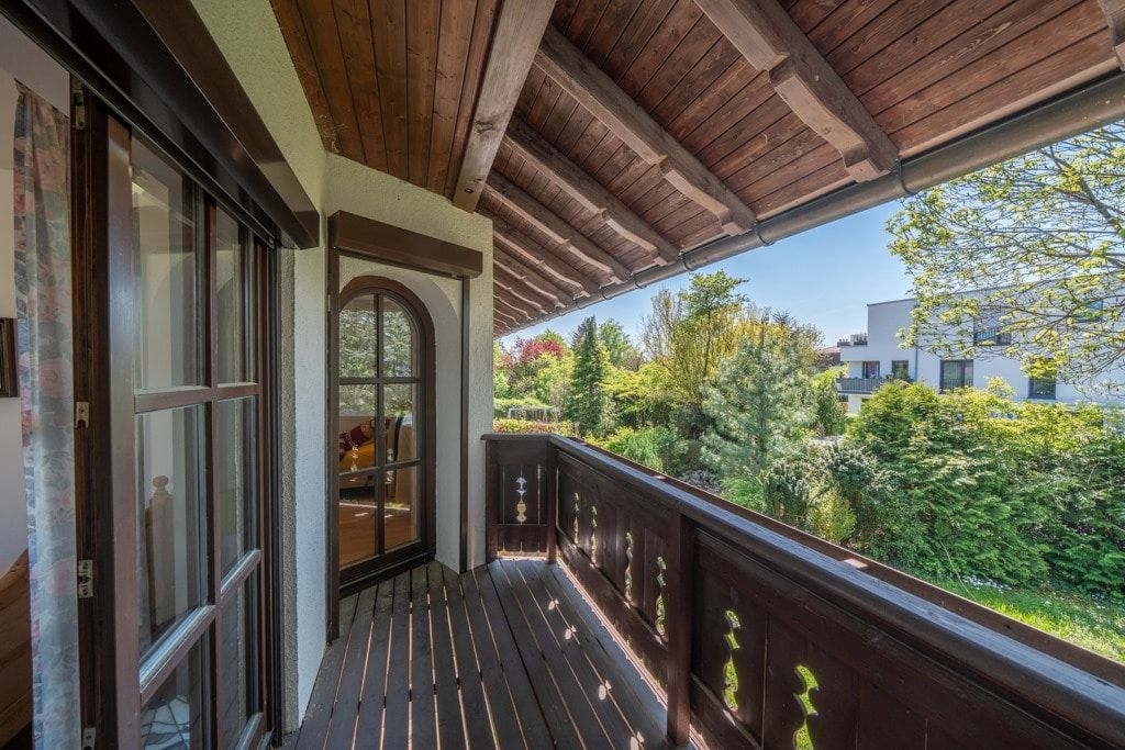 Überdachter Balkon im 1. OG