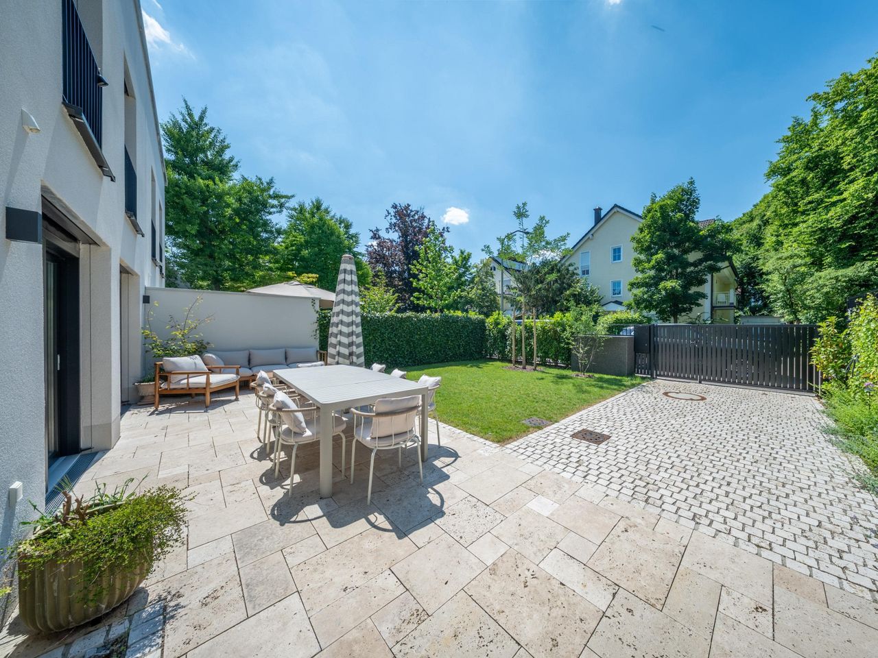 Terrasse und Einfahrt